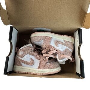Jordan 1 Mid SE  shoe in the colorway White/Legend Pink/Sail Sneakers 4C